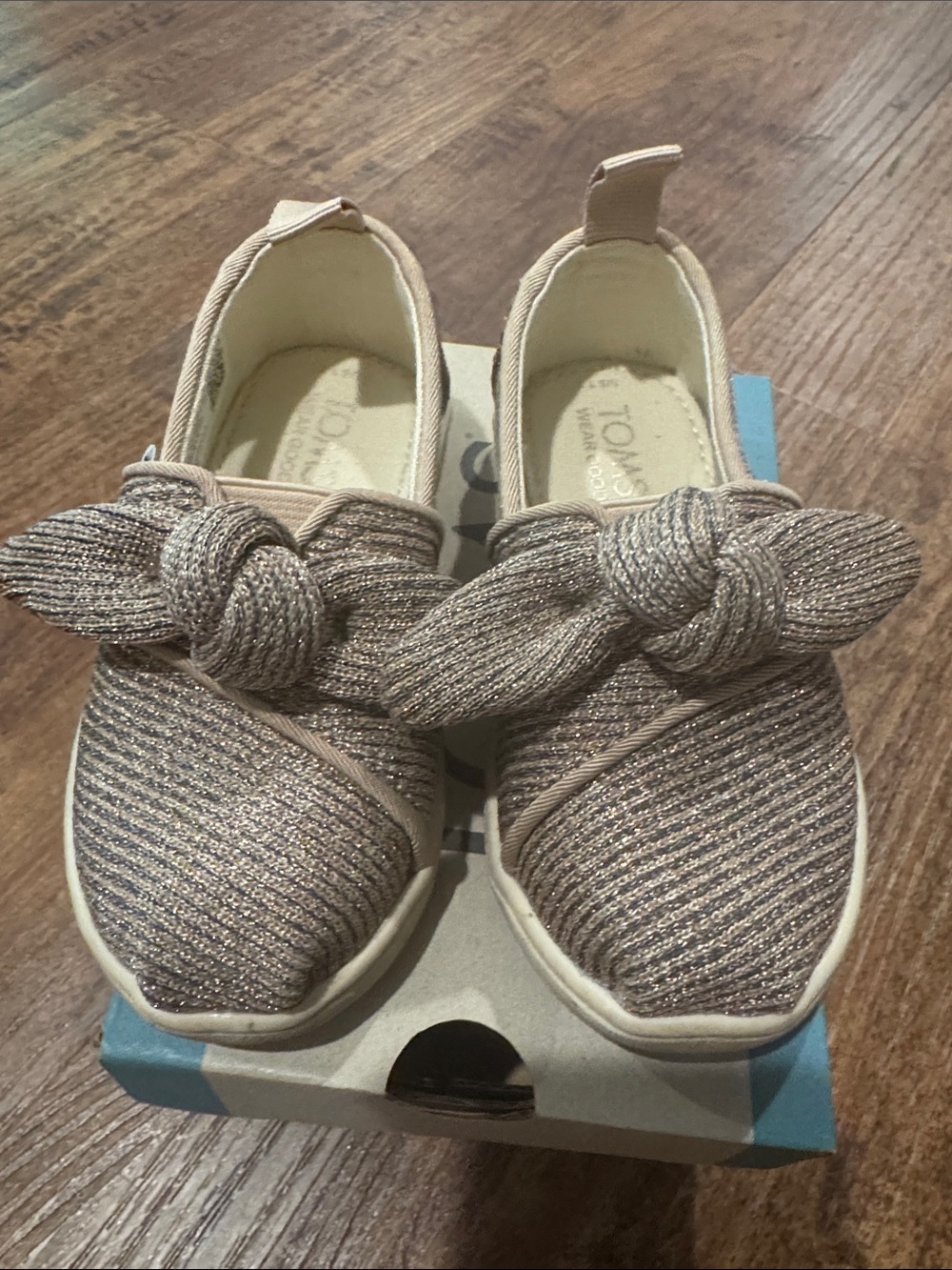 TOMS ALPARGATA Gold Glitter Bow Detail Slip-On Shoes - Toddler 7 - Picture 3 of 3